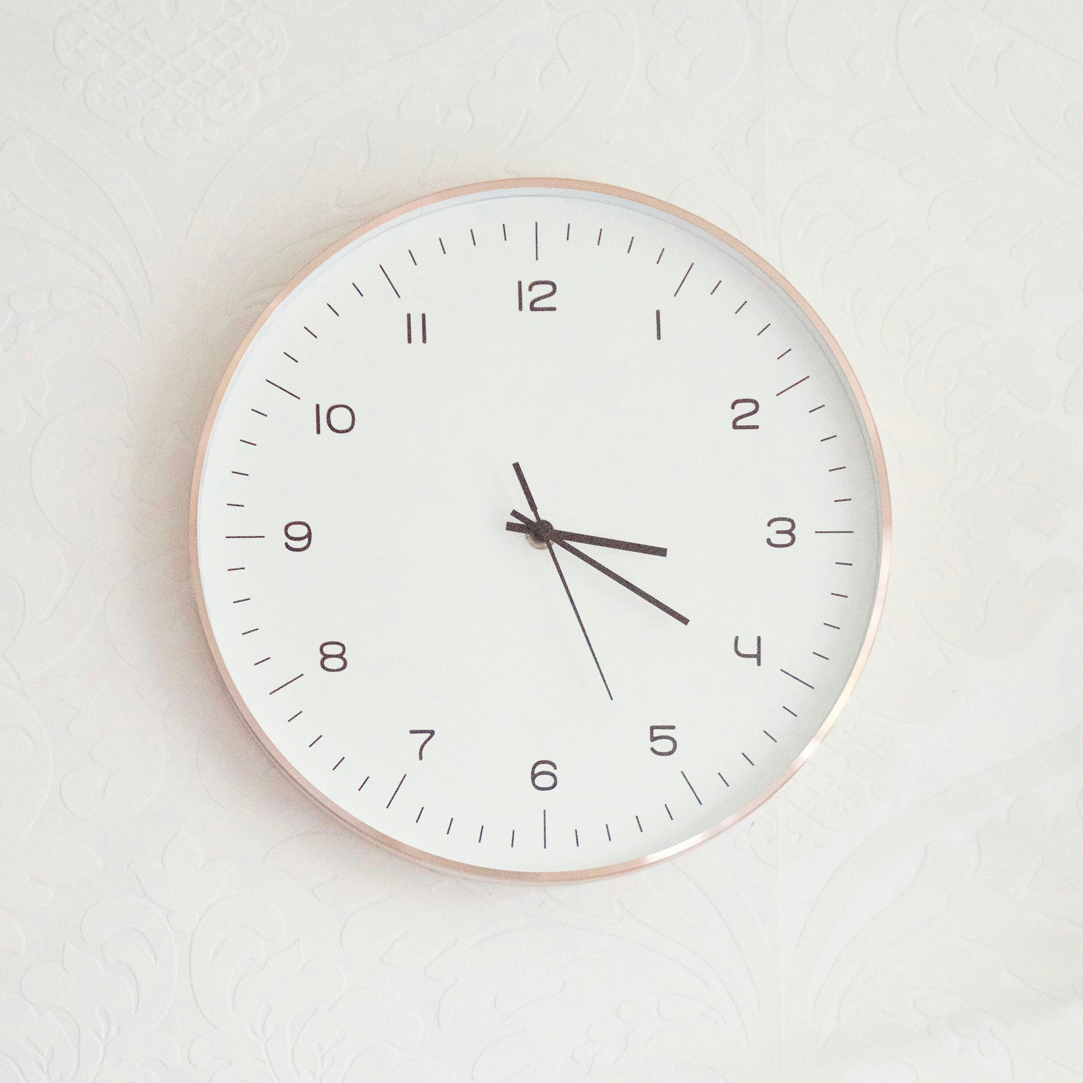 imagen de un reloj en una pared neutra