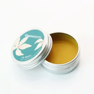 CBD-angereicherter Lippenbalsam oder Lippenbalsam. Das beste Produkt für Ihre Lippen.