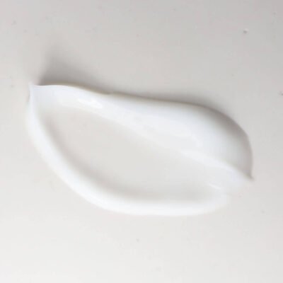 Körpermilch mit Cannabidiol. CBD-Emulsion und Kokos- und Sheaöl. CBD für die Haut