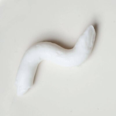 Emulsión de CBD. Crema CBD antiinflamatoria. Uso tópico del CBD con la crema Forte, hecha de cannabidiol, extracto de menta, árnica y más