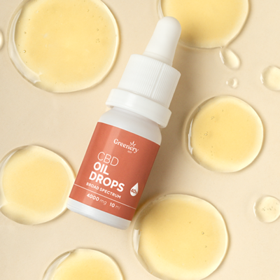 Greenery 420 CBD-Ölflasche auf Hintergrund mit Produkttropfen.