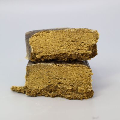 Bild auf grauem Hintergrund von CBD Hash Manhattan420 von Greenery420